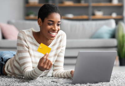 e commerce concept happy black female using laptop MCXZRHY z0IoLI